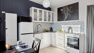 Coffee/tea maker, cookware/dishes/utensils