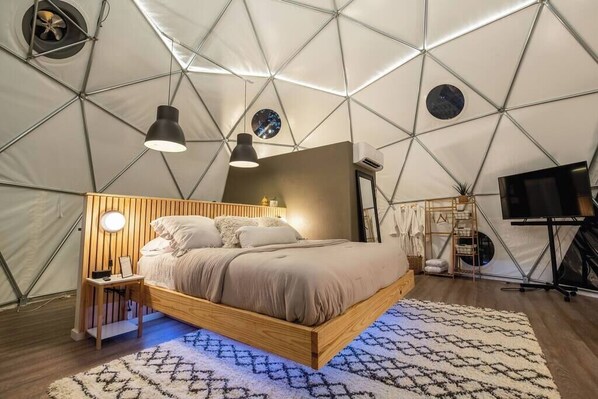 1 bedroom, bed sheets