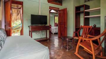 1 dormitorio, escritorio, tabla de planchar con plancha y wifi