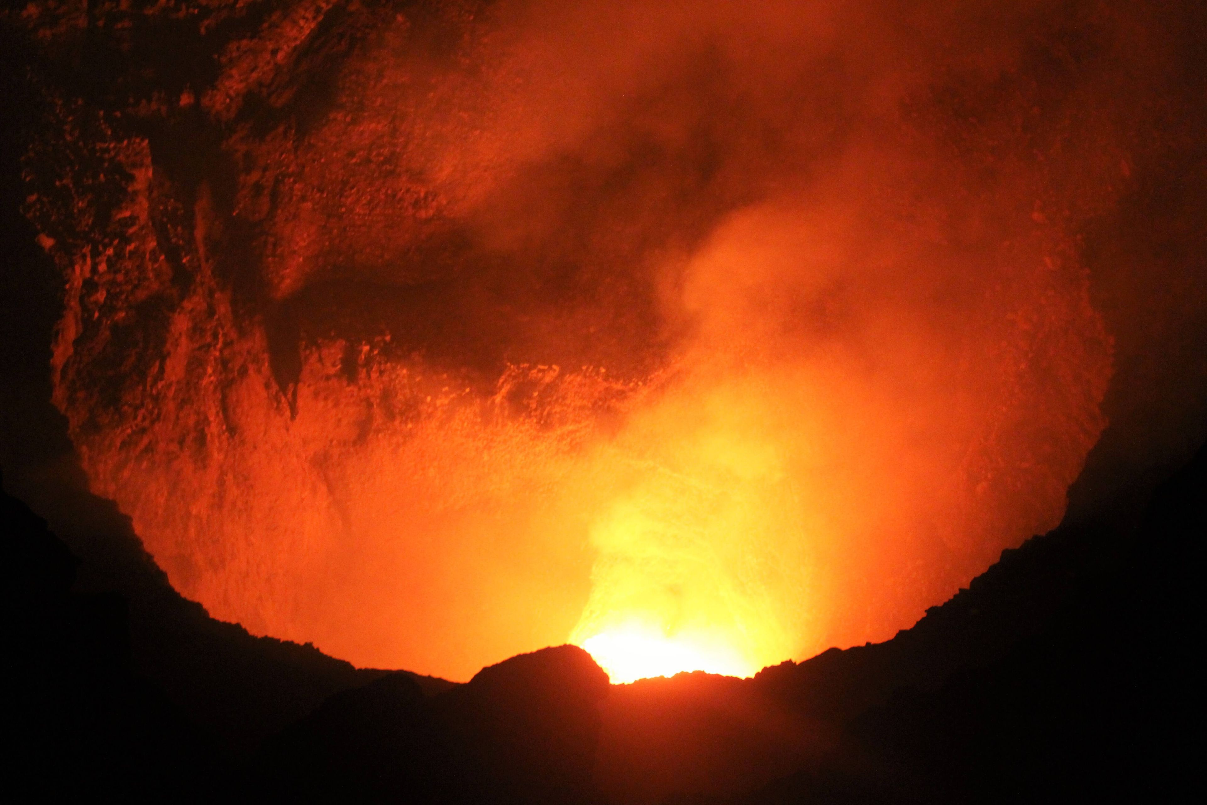 Un cráter volcánico con lava fluyendo.