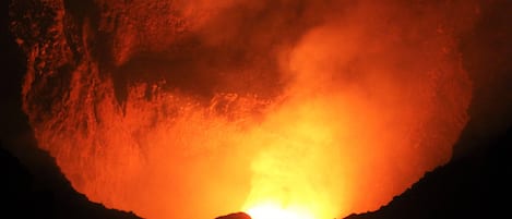 Un cráter volcánico con lava fluyendo.