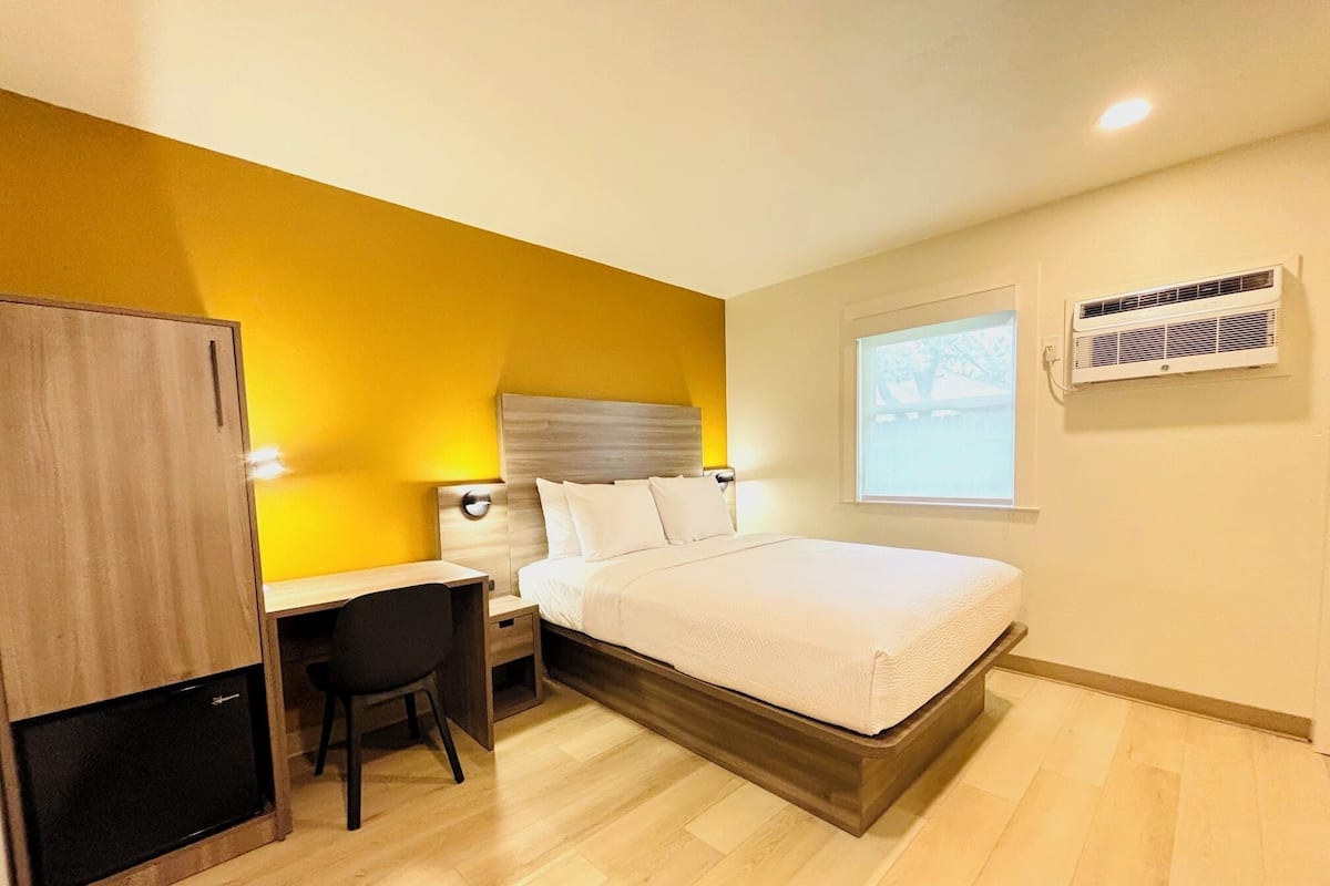 Standard Room | Premium bedding, desk, laptop workspace, blackout drapes