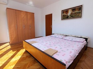 Apartment - Spacious 3-bedroom Apartment in Pula (Pula)