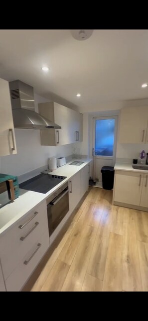 Private kitchen - Cosy Wembley 2-bed apartment - Free parking - Ideal for contractors and families (Wembley)