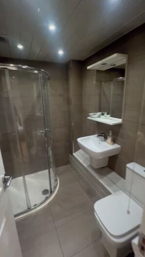 Hair dryer, towels, soap, toilet paper - Cosy Wembley 2-bed apartment - Free parking - Ideal for contractors and families (Wembley)