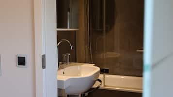 Apartamento | Baño | Ducha y bañera combinadas, secador de pelo, toallas y jabón