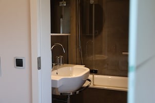 Bañera con ducha, secador de pelo, toallas, jabón