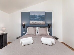 1 habitación y tabla de planchar con plancha