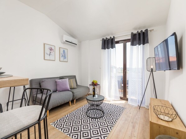 Apartment | Living room | Fireplace