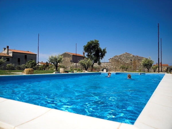 Apartment In Valbandon Near Beach & Pool - Pula