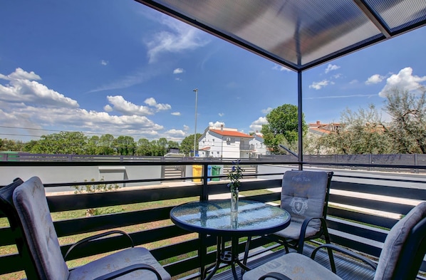 Apartment | Outdoor dining