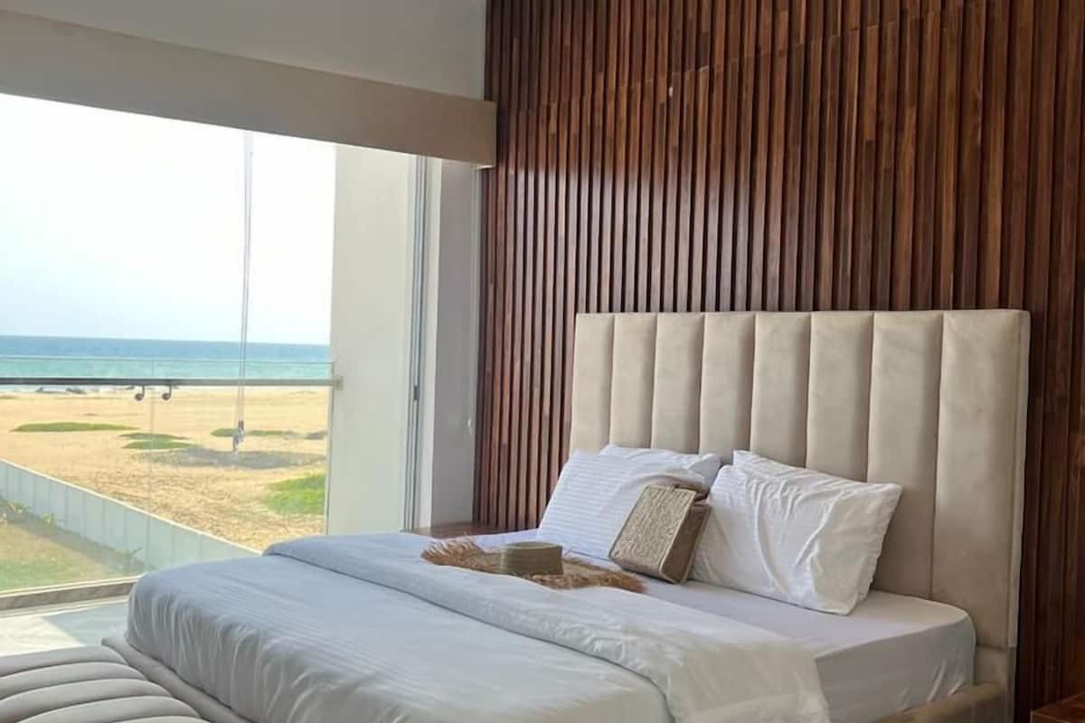 Phòng đôi hoặc 2 giường đơn dành cho gia đình, quang cảnh eo biển | Két bảo mật tại phòng, bàn, bàn ủi/dụng cụ ủi quần áo