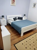 Apartamento | 2 dormitorios y tabla de planchar con plancha