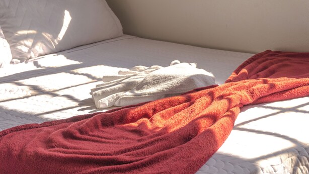 A bed with white bedding and a red blanket. - Comfort Suite 302 (Diamantina)