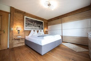 3 bedrooms, travel cot, WiFi, bed sheets