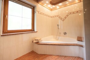 Hair dryer, towels, soap, toilet paper - Spacious vacation apartment in Kaiserwinkl - perfect for the whole family (Kössen)