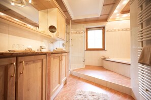 Haartrockner, Handtücher, Seife, Toilettenpapier