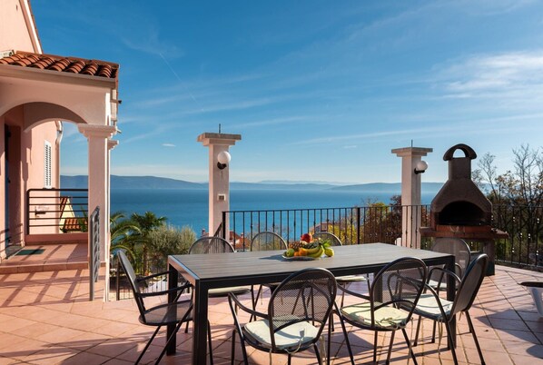 House | Outdoor dining
