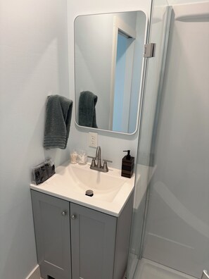Haartrockner, Handtücher, Seife, Shampoo