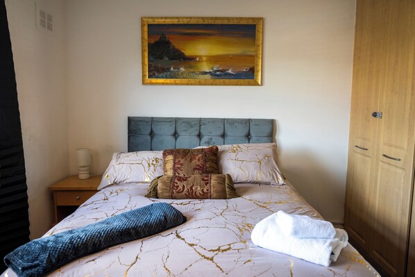 3 bedrooms, iron/ironing board, WiFi, bed sheets