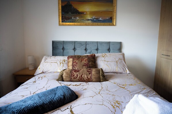 3 bedrooms, iron/ironing board, WiFi, bed sheets