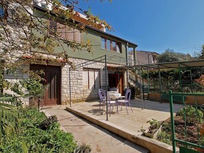 Apartment | Outdoor dining - Cozy Apartment in Pula for 4 Guests (Pula)