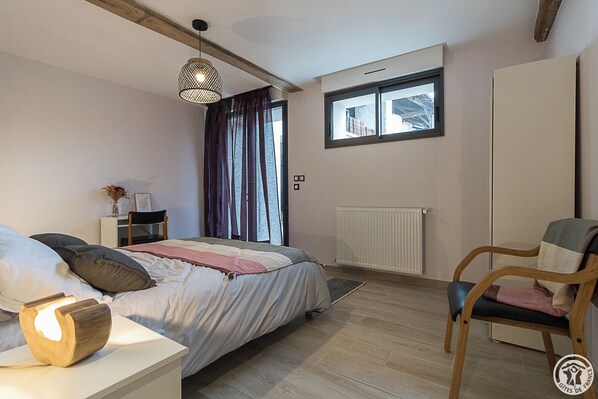Chambre Marie, 1 grand lit, douche accessible en fauteuil roulant, non-fumeurs | Escritorio, espacio para trabajar con laptop y wifi gratis 