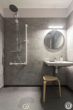 Chambre Marie, 1 grand lit, douche accessible en fauteuil roulant, non-fumeurs | Bathroom - La Ferme des Hautins (Rieucazé)