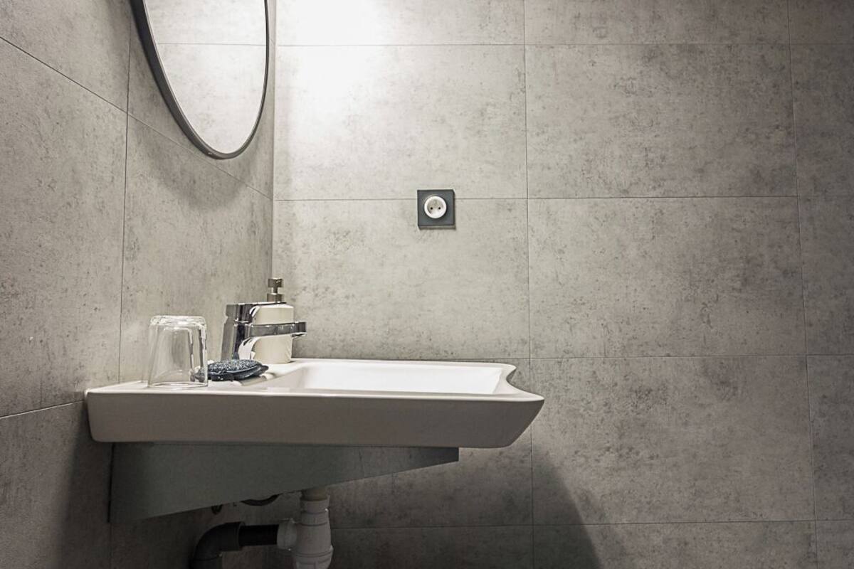 Chambre Marie, 1 grand lit, douche accessible en fauteuil roulant, non-fumeurs | 浴室 | 吹風機、毛巾、肥皂、洗髮精