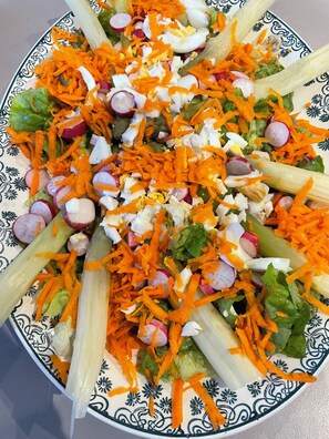 A plate of salad with various vegetables and eggs. - La Ferme des Hautins (Rieucazé)
