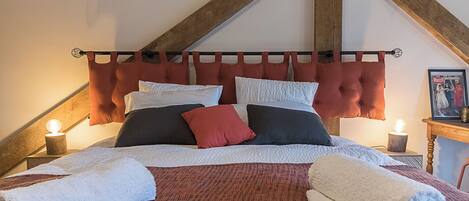 Guillaumette | Desk, laptop workspace, free WiFi