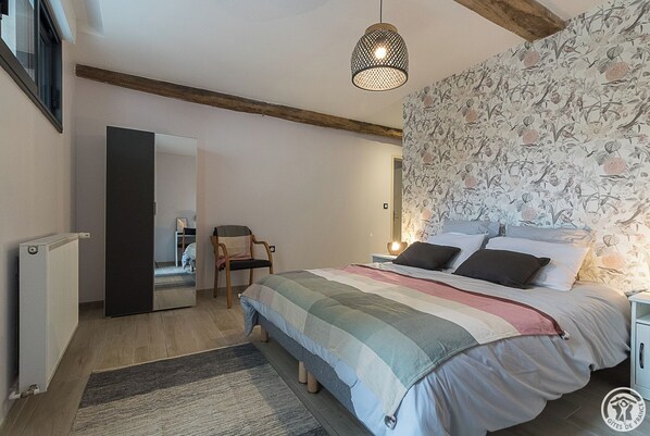 Chambre Marie, 1 grand lit, douche accessible en fauteuil roulant, non-fumeurs | Una scrivania, postazione laptop, Wi-Fi gratuito