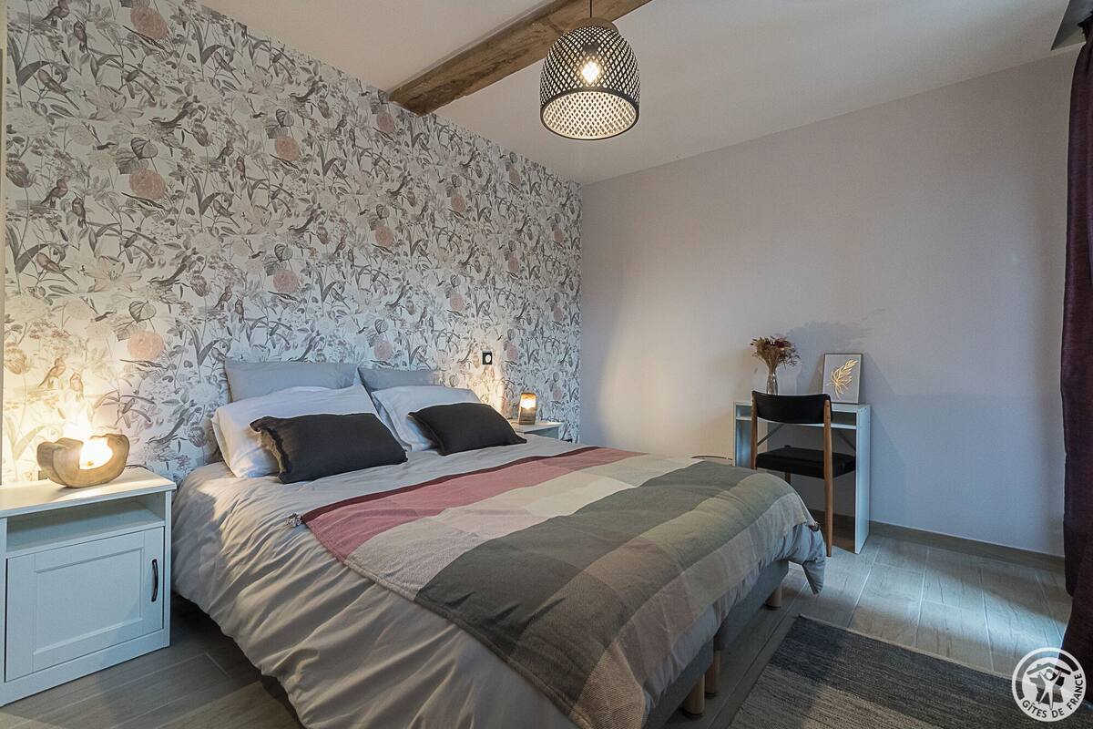 Chambre Marie, 1 grand lit, douche accessible en fauteuil roulant, non-fumeurs | 書桌、筆電工作空間、隔音、免費無線上網