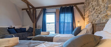 OLYMPIE | Desk, laptop workspace, free WiFi