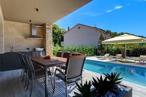 Outdoor dining - Villa in Marcana With Pool Near Brijuni Park (Marcana)