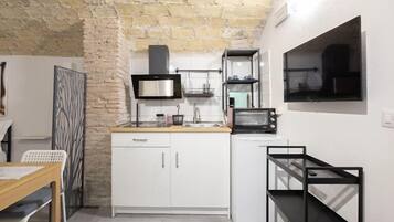 Frigorífico, horno, placa de cocina y cafetera o tetera