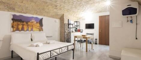 1 bedroom, desk, iron/ironing board, free WiFi