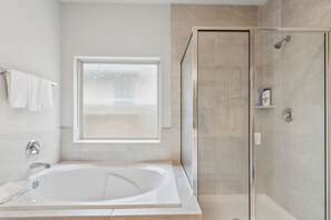 Séchoir à cheveux, bidet, serviettes fournies, savon