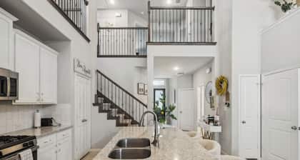 Luxury 4BRS-3Baths Home, w/ King Bed & Private Gym