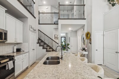 Luxury 4BRS-3Baths Home, w/ King Bed & Private Gym