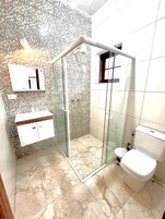 Ducha, toallas, jabón, shampoo