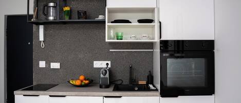 Een koelkast, een magnetron, een oven, een kookplaat