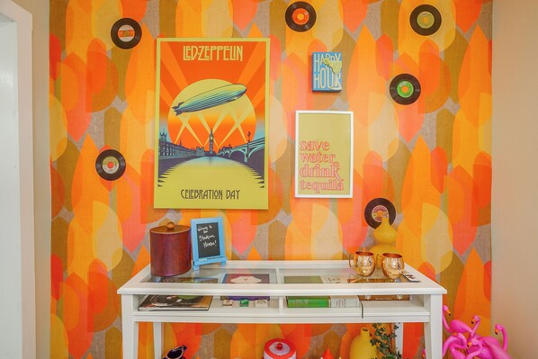 Un mur décoré de disques vinyles et d’une affiche représentant un pont.