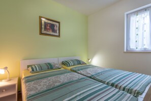 1 habitación y tabla de planchar con plancha