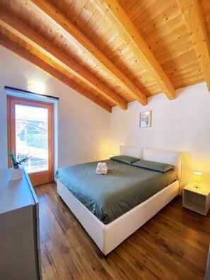 2 bedrooms, desk, iron/ironing board, WiFi