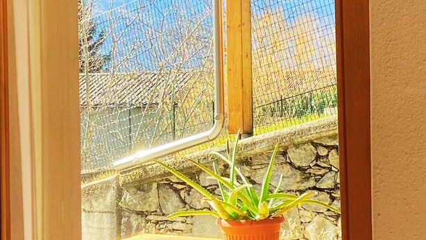 A window with a view of snow-capped mountains and a stone wall. - Detached house on three levels with garden, a stone's throw from the center of Teglio (Teglio)