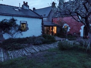 A traditional house with a stone pathway leading to the entrance. - House built in 1827, within walking distance of the beach, sleeps 3 (saint gildas de rhuys)