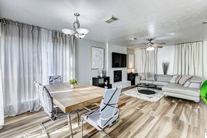 Smart TV, fireplace, DVD player, books - Cozy 4-bedroom house in The Woodlands TX. Check it out for yourself! (Spring)
