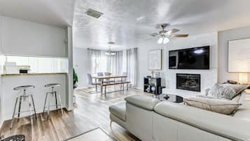 Smart-TV, Kamin, DVD-Player, Bücher