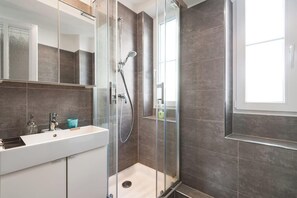 Dusj, hårføner og håndklær